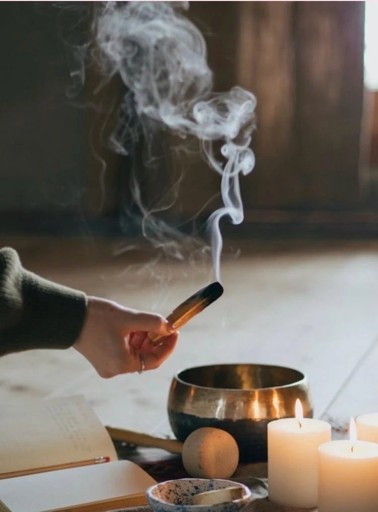 Bol chantant, bougies et bâton de sauge fumant : l'ambiance d'une séance d'écoute